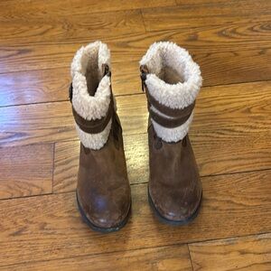 UGG Blayre III Shearling Lined Winter Boots. Very gently worn. Practically new.